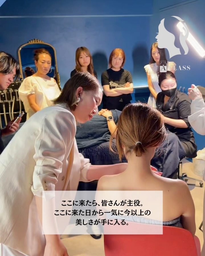 2026年8月19日 名古屋 PharmeLounge イベントの様子（施術デモを囲む参加者）